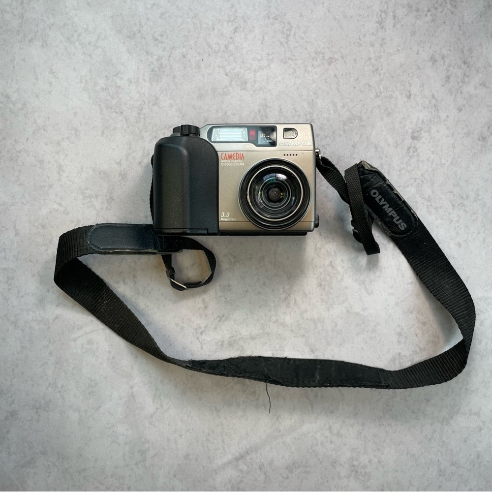 Olympus Camedia C-3000 Zoom 3.3MP Digital Camera Untested Read